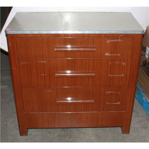 VINTAGE METAL 4 DRAWER DRESSER. MADE OF METAL WITH