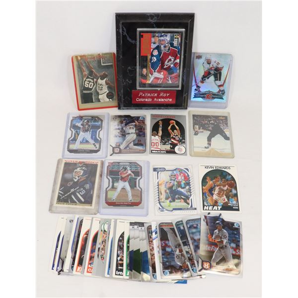 SMALL LOT OF HOCKEY CARDS SOME IN SLEEVES ONE IS