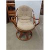 Image 2 : Swivel Sunroom Chair 