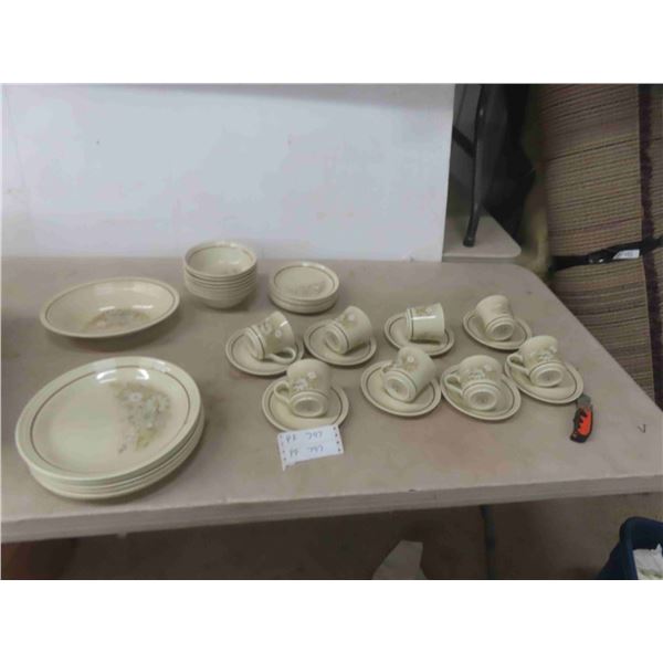 40pce Place Setting : Royal Doulton & More 