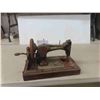 Image 1 : Singer Sewing Machine Rusty but Couldn’t Throw Away 
