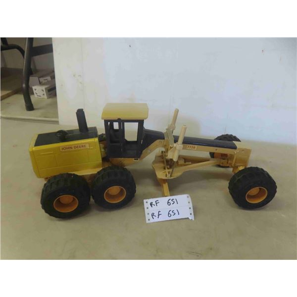 John Deere Model 772B Ertl Road Grader 22'' 