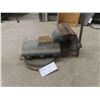 Image 2 : Large Vice 