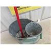 Image 3 : Mop Pail, 5 New Dusters