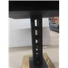 Image 3 : Pedestal Table 29'' H x 31 1/2'' x 31 1/2'' 