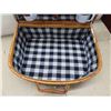 Image 2 : Wicker Picnic Basket with 4 Plastic Mugs 