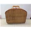 Image 4 : Wicker Picnic Basket with 4 Plastic Mugs 