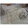 Image 3 : 2 Magazine Racks, Quilts Stand 