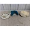 Image 8 : 3 Vintage Zippered Hat Boxes, 3 Wigs, 9 Ladies Church
