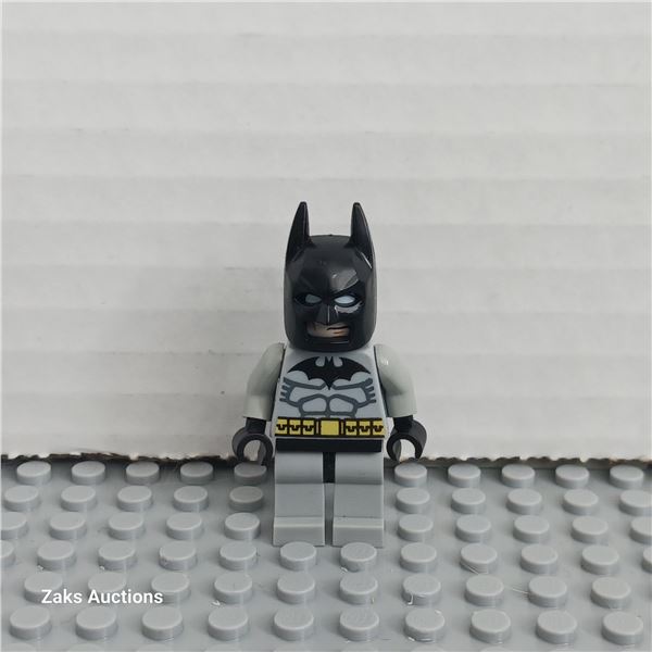 Batman - Light Bluish Gray Suit, Black Mask Minifigure