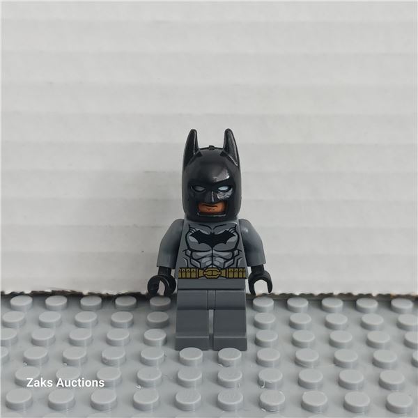 Batman - Dark Bluish Gray Suit, Gold Belt, Black Hands, Spongy Cape Minifigure