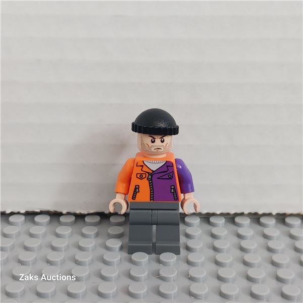 Two-Face's Henchman, Orange and Purple - Beard Minifigure