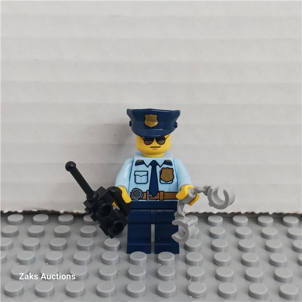 Police - City Officer Shirt with Dark Blue Tie and Gold Badge Minifigure