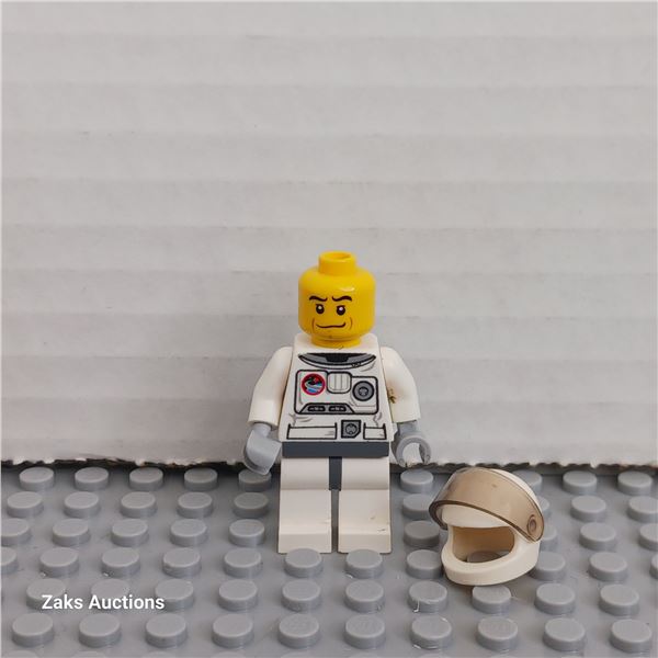Spacesuit, White Legs, Space Helmet, Black Eyebrows Minifigure