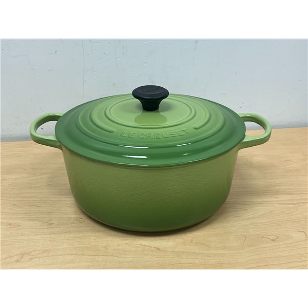 Le Creuset (France) Enamelled Cast Iron Dutch Oven - some use Approx: 11.25"W 5"T