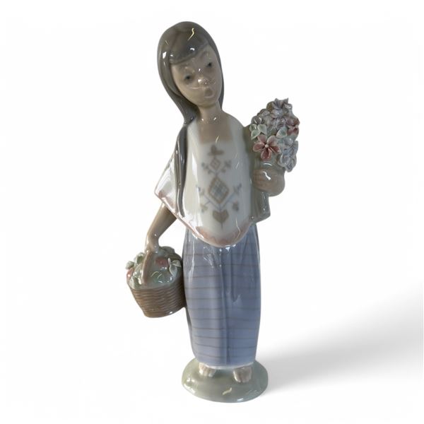 LLADRO - GIRL WITH FLOWER BASKETS