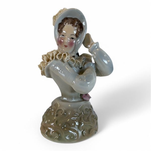 VINTAGE PORCELAIN BUST