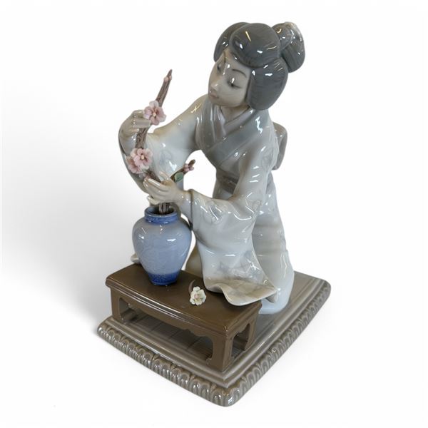 LLADRO - FLOWER ARRANGER FIGURINE