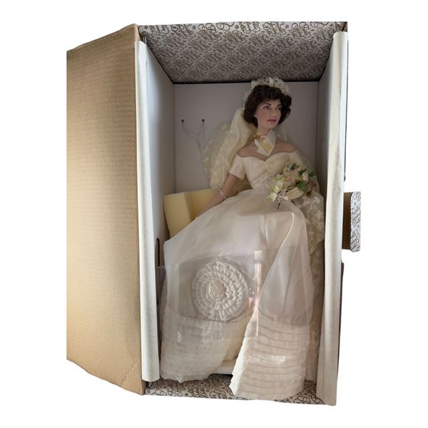 FRANKLIN MINT DOLL - JACQUELINE KENNEDY