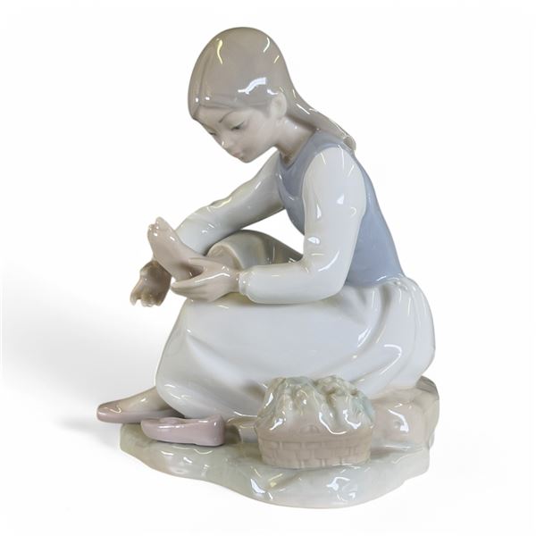 NAO - GIRL WITH FOOT FIGURINE