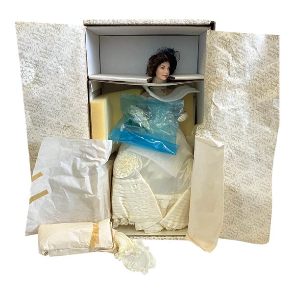 FRANKLIN MINT DOLL - JACQUELINE KENNEDY