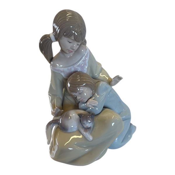LLADRO - GIRLS WITH CAT FIGURE