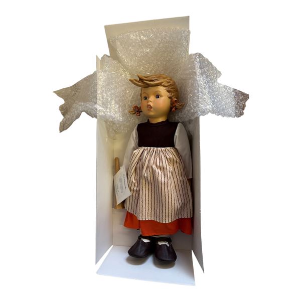 HUMMEL / GOEBEL DOLL - BIRTHDAY SERENADE