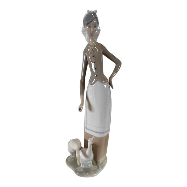 LLADRO - GIRL WITH GEESE FIGURE