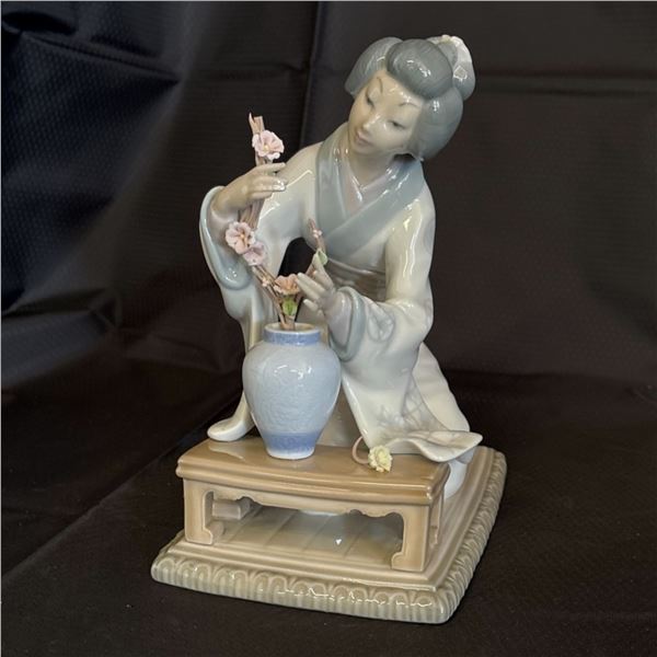 LLADRO - ORIENTAL GIRL