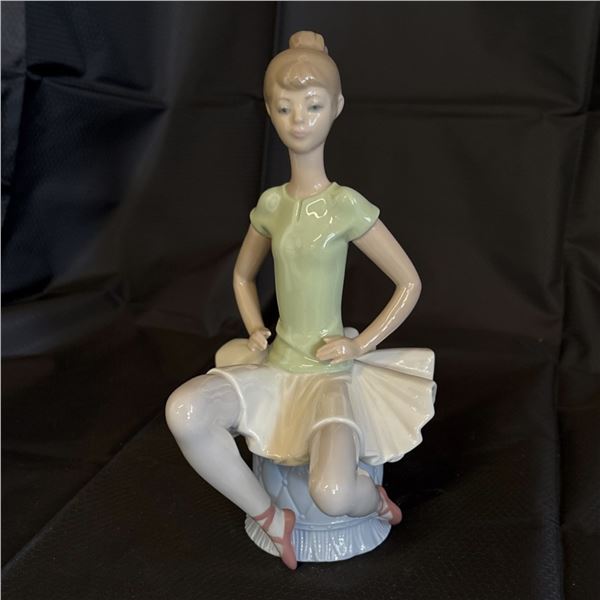 LLADRO - BALLERINA SITTING