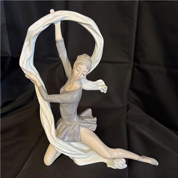 NAO / LLADRO - DANCER WITH VEIL