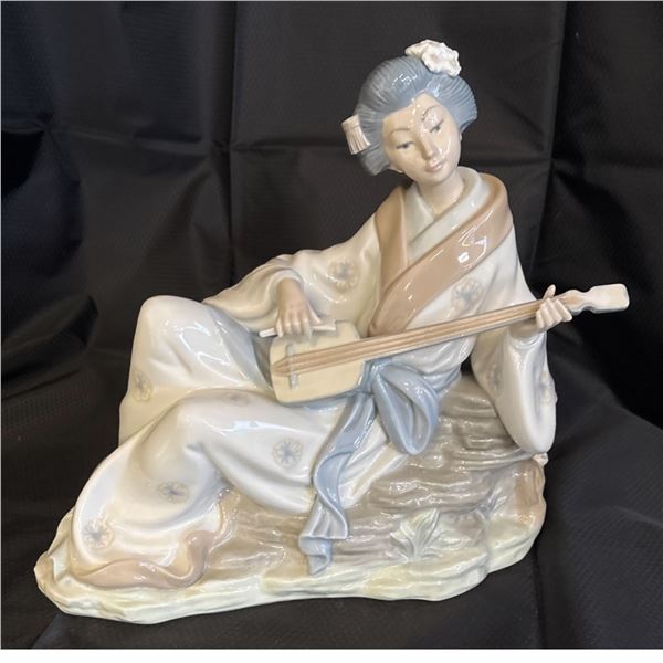 NAO - JAPANESE LADY PLAYING MANDOLIN