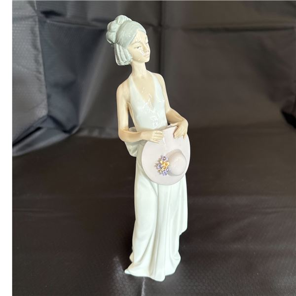 LLADRO - WOMAN WITH HAT FIGURE