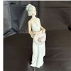 Image 1 : LLADRO - WOMAN WITH HAT FIGURE