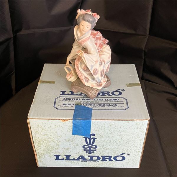 LLADRO - ORIENTAL GIRL KNEELING