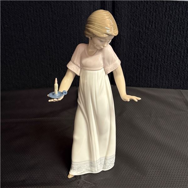 LLADRO / NAO - GIRL WITH CANDLE