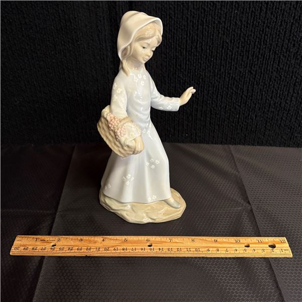 ZAPHIR - GIRL FIGURINE