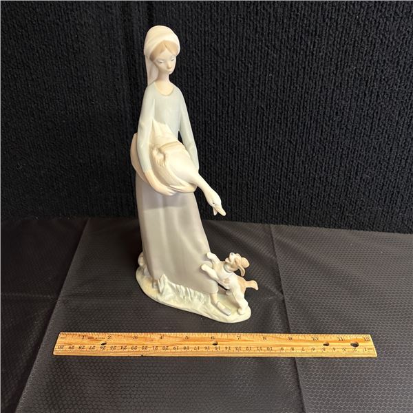 LLADRO - GIRL WITH GOOSE
