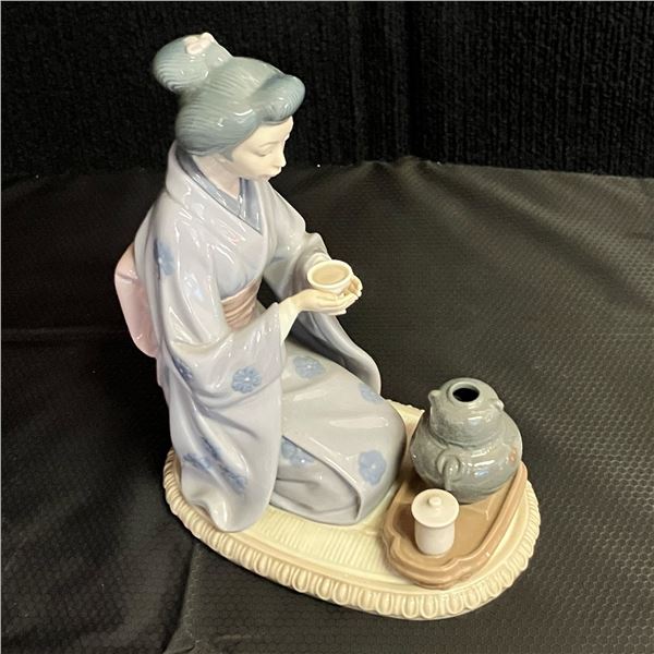 LLADRO - KNEELING GEISHA FIGURE