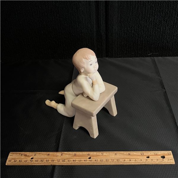 ISPANKY - CHILD ON BENCH