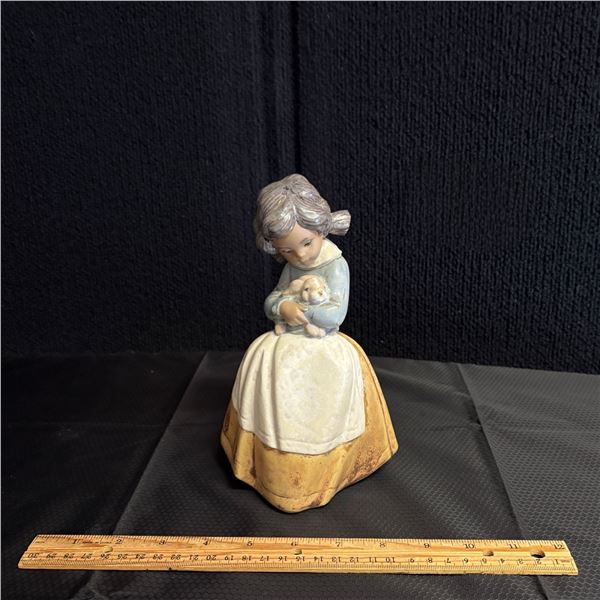 LLADRO - GIRL WITH BUNNY FIGURINE