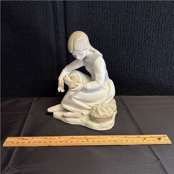 NAO - YOUNG GIRL FIGURE