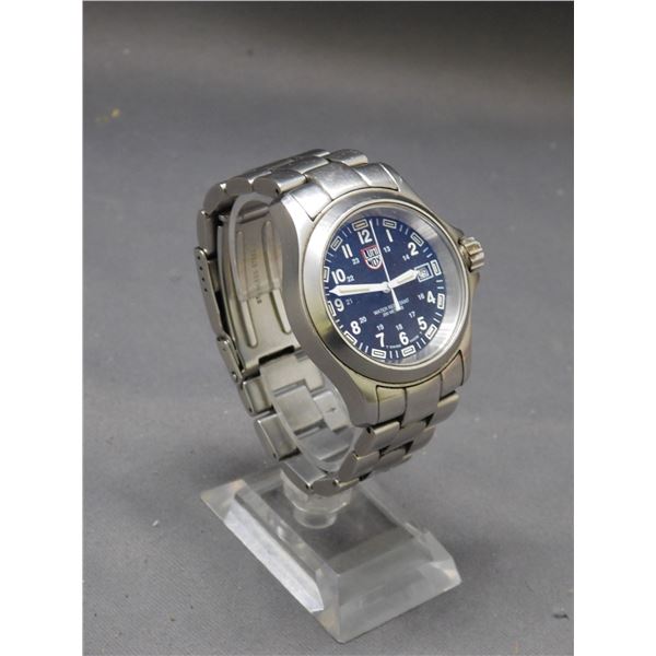 Luminox Series 800 quartz watch (untested no battery. small wrist)