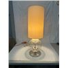 Image 1 : Plastic Table Lamp Modern *works