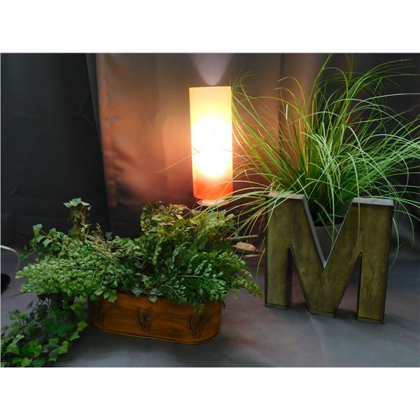 Lot of 4pcs Home Decor, Vase , Fake Plants, Lamp *works*, Metal M