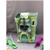 Image 4 : Lot of Vintage He-Man MOTU Masters of the Universe Castle Greyskull, Action Figures, Etc