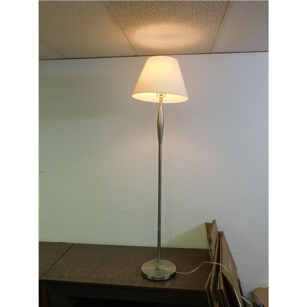 Metal Floor Standing Lamp *works*