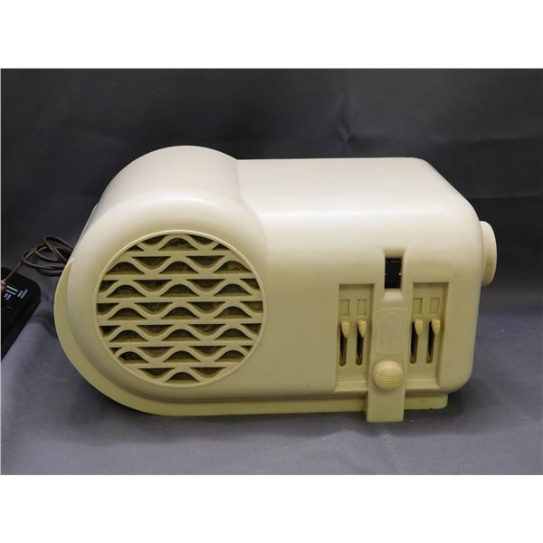 Stewart Warner Varsity Model 03-5B2 White Bakelite AM Tube Radio