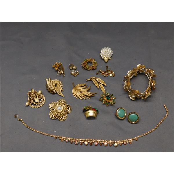Vintage Gold Tone Jewelry 15pcs Crown Trifari, Pegasus, Coro, Butler, Vitoge