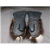Image 2 : Skunk Fur Mitts Gauntlets